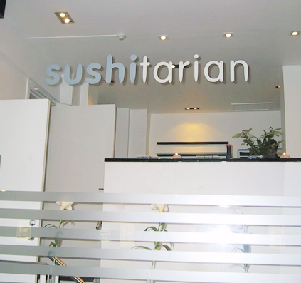 foliedekoration folie sølv sushiterian sushi bogstaver vindue butik skilt af skiltefabrikken