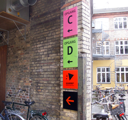 akademiet aluminiums kakler med folie skilt skiltefabrikken rød sort pil retning den vej info københavn