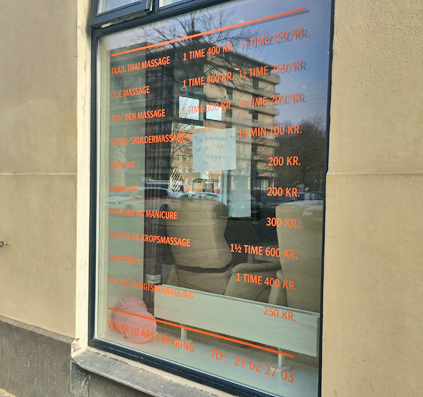Orange folie tekst monteret på vindue glas rude massage pris skilt skiltefabrikken