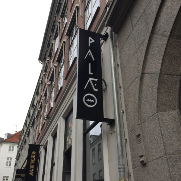 Sortlakeret udhængsskilt med lys // Black lacquered eaves sign with light - Palæo