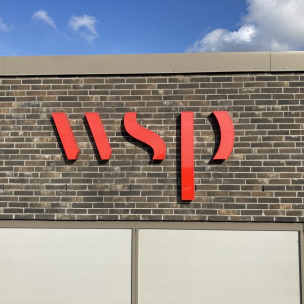 Rød lakeret facade bogstaver med lys // Red lacquered letters with lights - Wsp