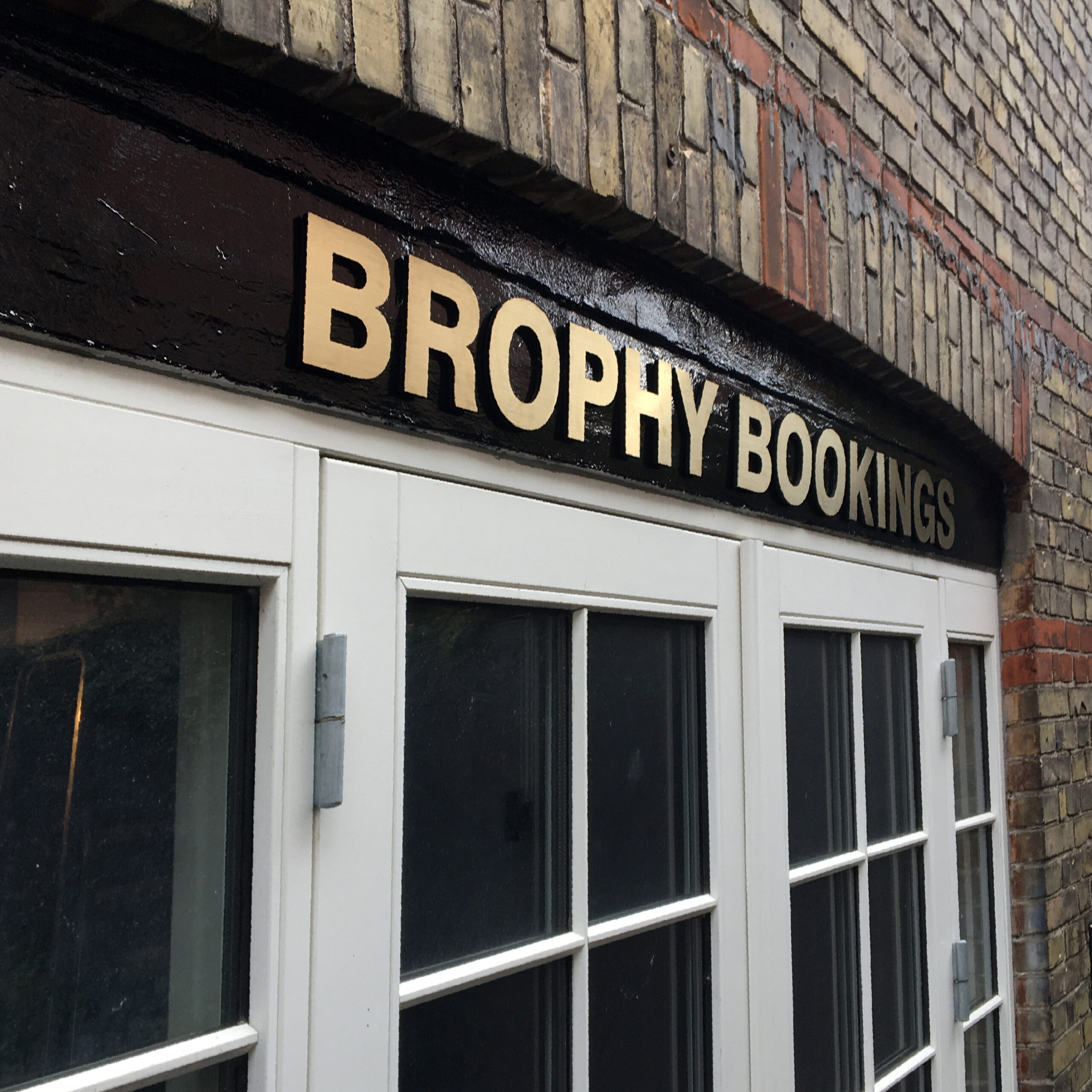 Messing bogstaver // Brass letters - Brophy Bookings