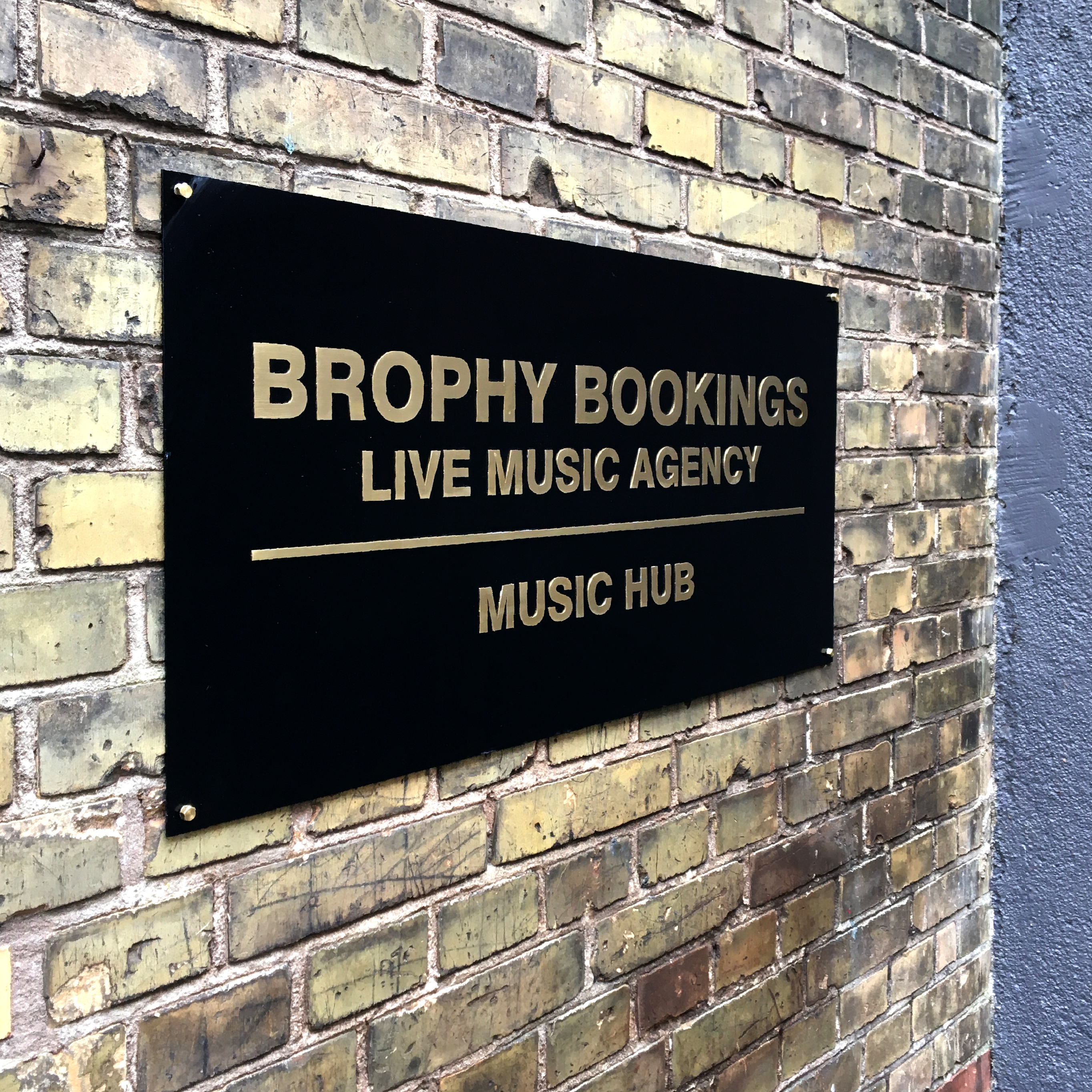 Lille facadeskilt - Brophy Bookings
