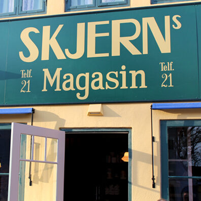 Facadeskilt // Facade Sign - Skjern Magasin